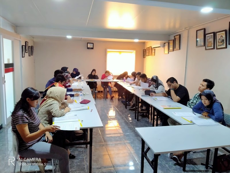 ? EF Kemang Pratama Kursus Bahasa Inggris (2) in Kab. Bekasi