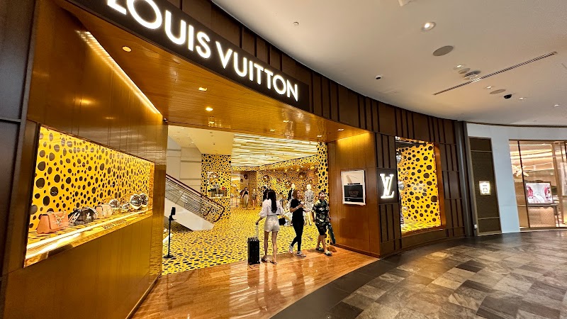Louis Vuitton Island Store