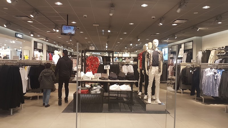 The Biggest H&M in Canada